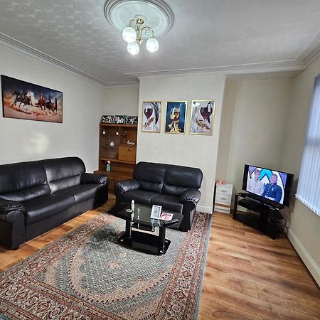 Spacious Two Bedroom House, Parking And Wifi Leeds  Extérieur photo