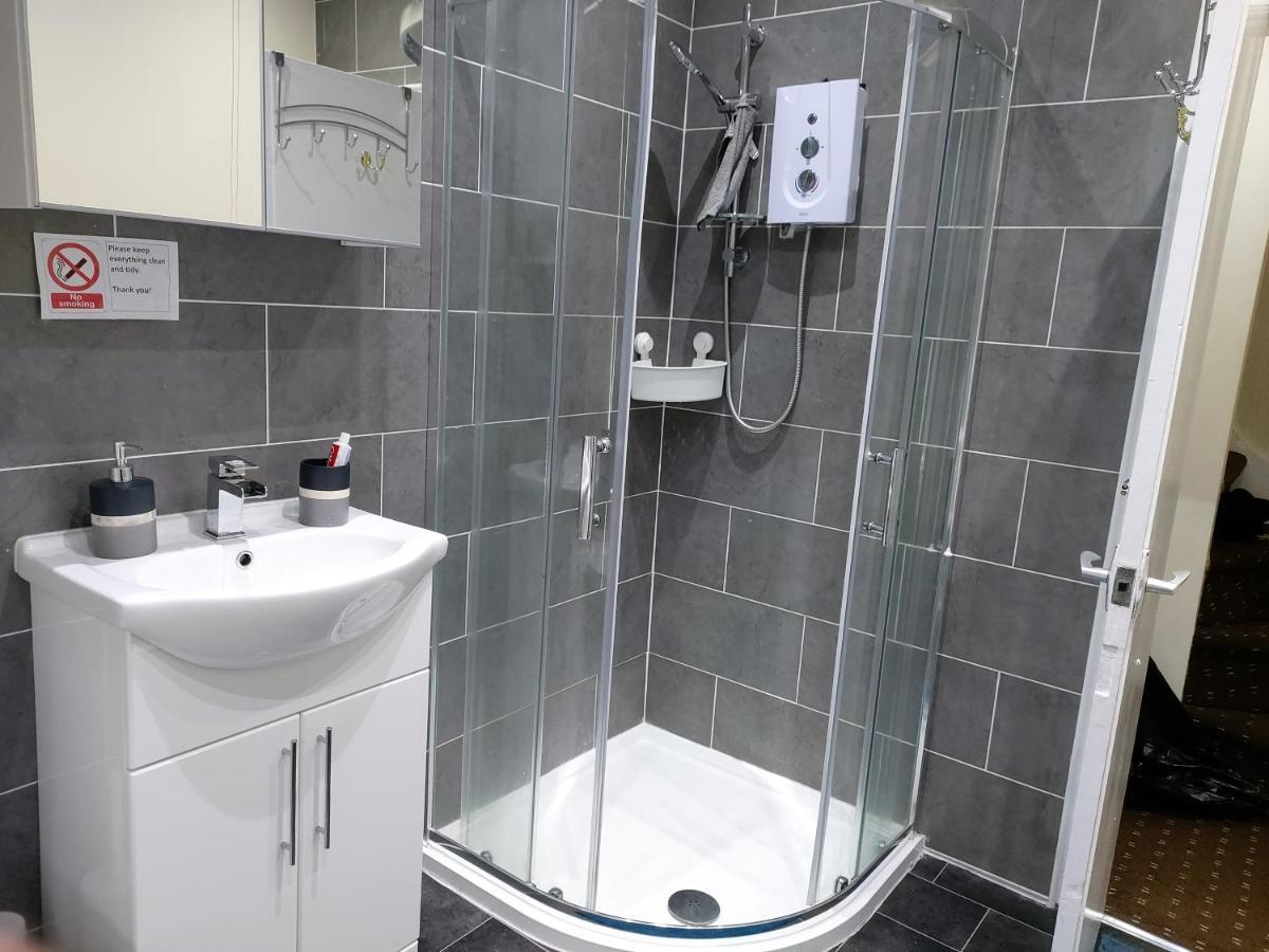 Spacious Two Bedroom House, Parking And Wifi Leeds  Extérieur photo