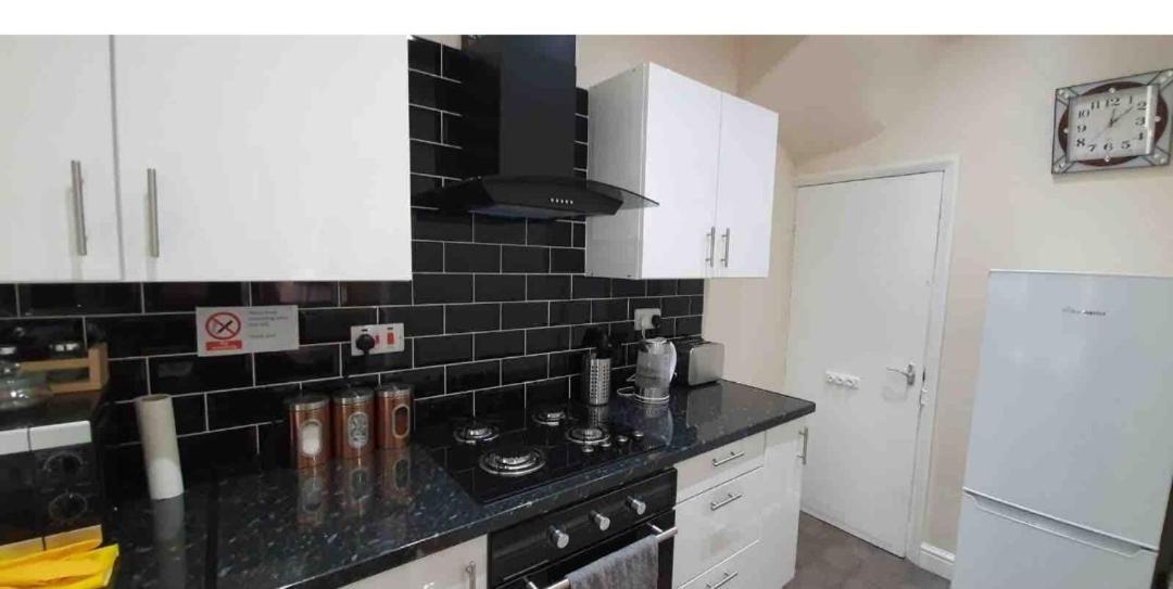 Spacious Two Bedroom House, Parking And Wifi Leeds  Extérieur photo