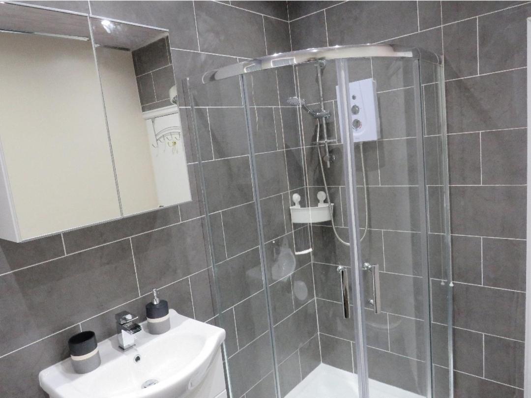 Spacious Two Bedroom House, Parking And Wifi Leeds  Extérieur photo