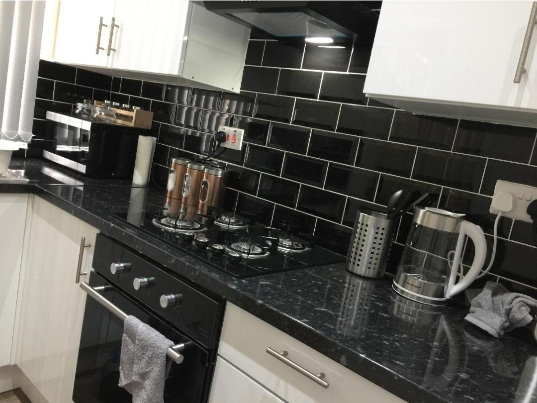 Spacious Two Bedroom House, Parking And Wifi Leeds  Extérieur photo
