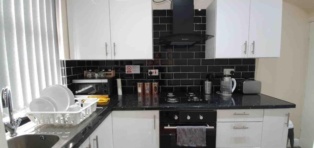 Spacious Two Bedroom House, Parking And Wifi Leeds  Extérieur photo