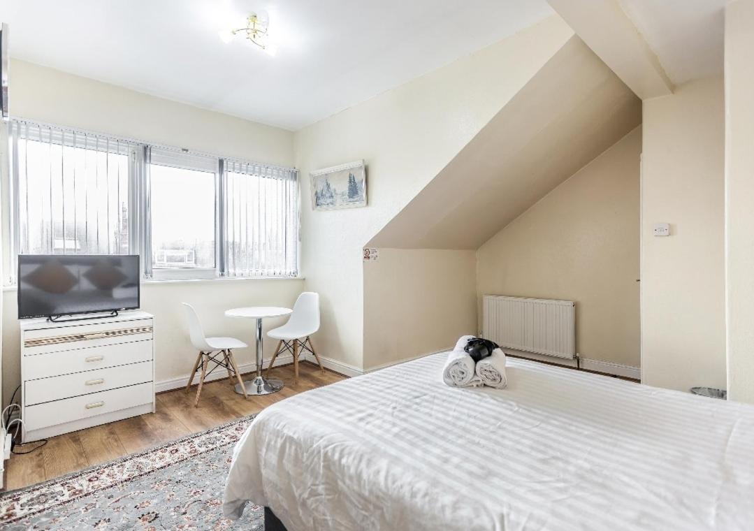 Spacious Two Bedroom House, Parking And Wifi Leeds  Extérieur photo