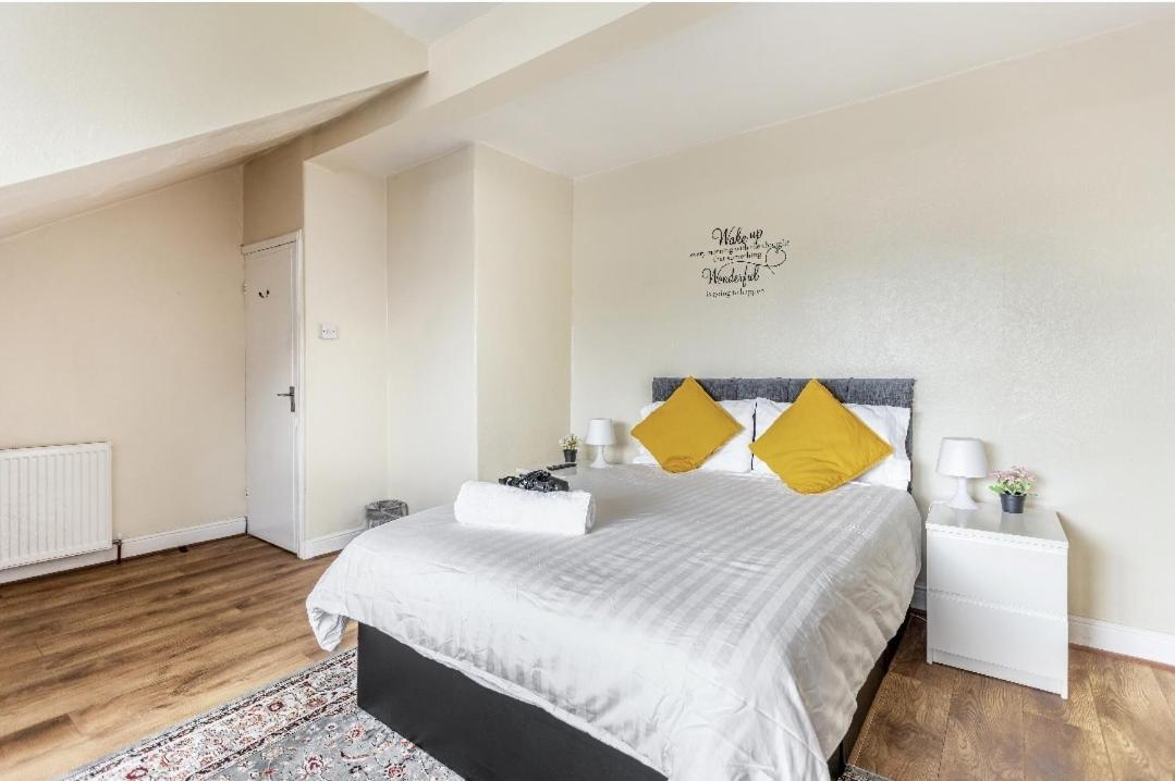 Spacious Two Bedroom House, Parking And Wifi Leeds  Extérieur photo