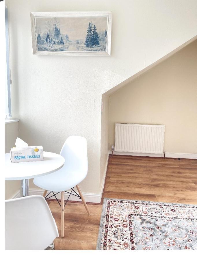 Spacious Two Bedroom House, Parking And Wifi Leeds  Extérieur photo