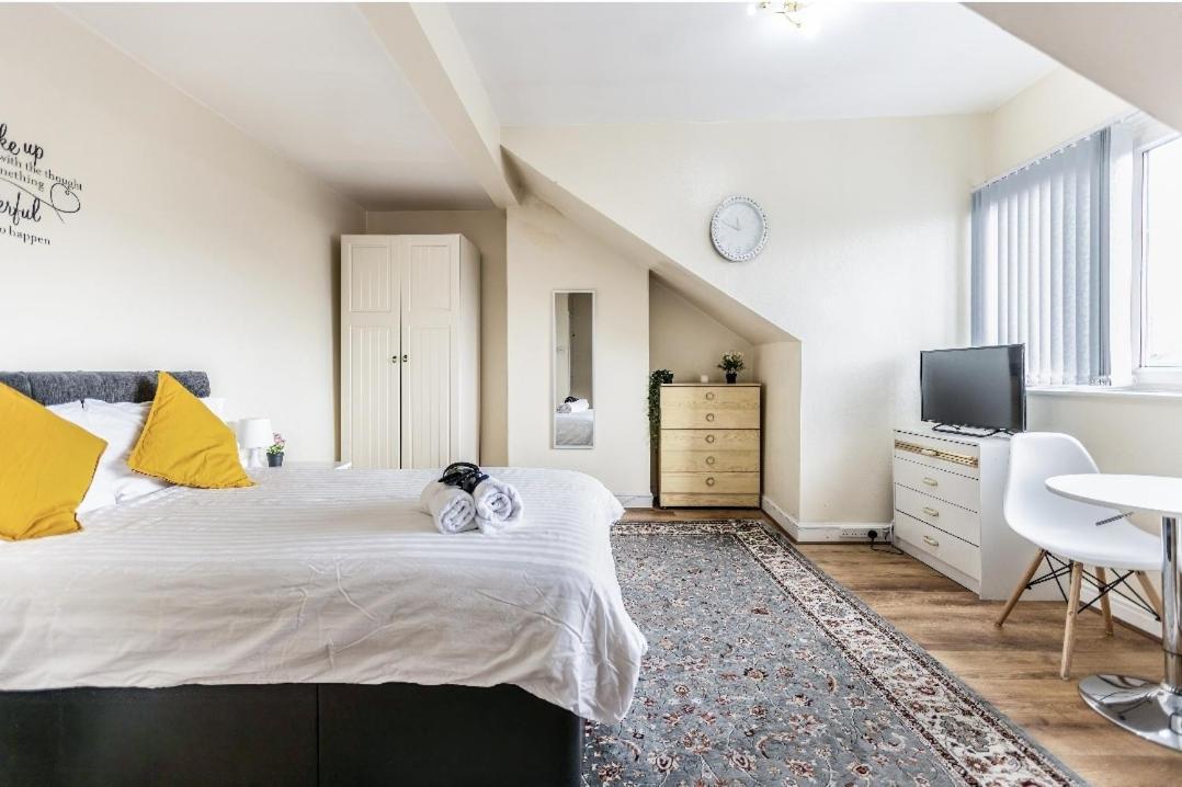 Spacious Two Bedroom House, Parking And Wifi Leeds  Extérieur photo