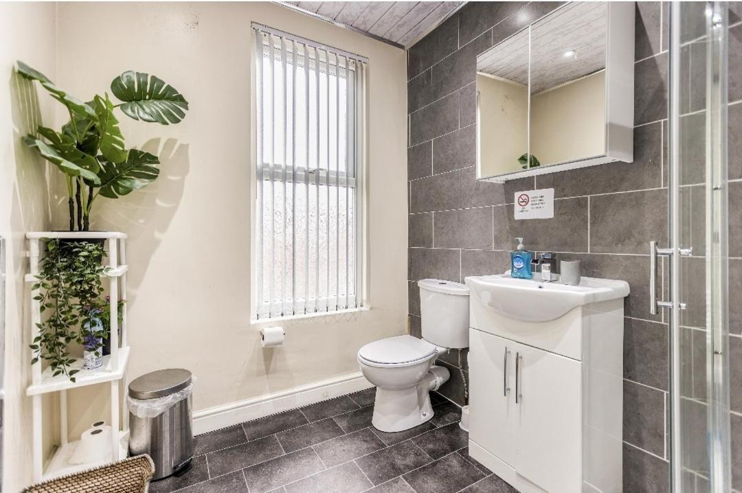 Spacious Two Bedroom House, Parking And Wifi Leeds  Extérieur photo