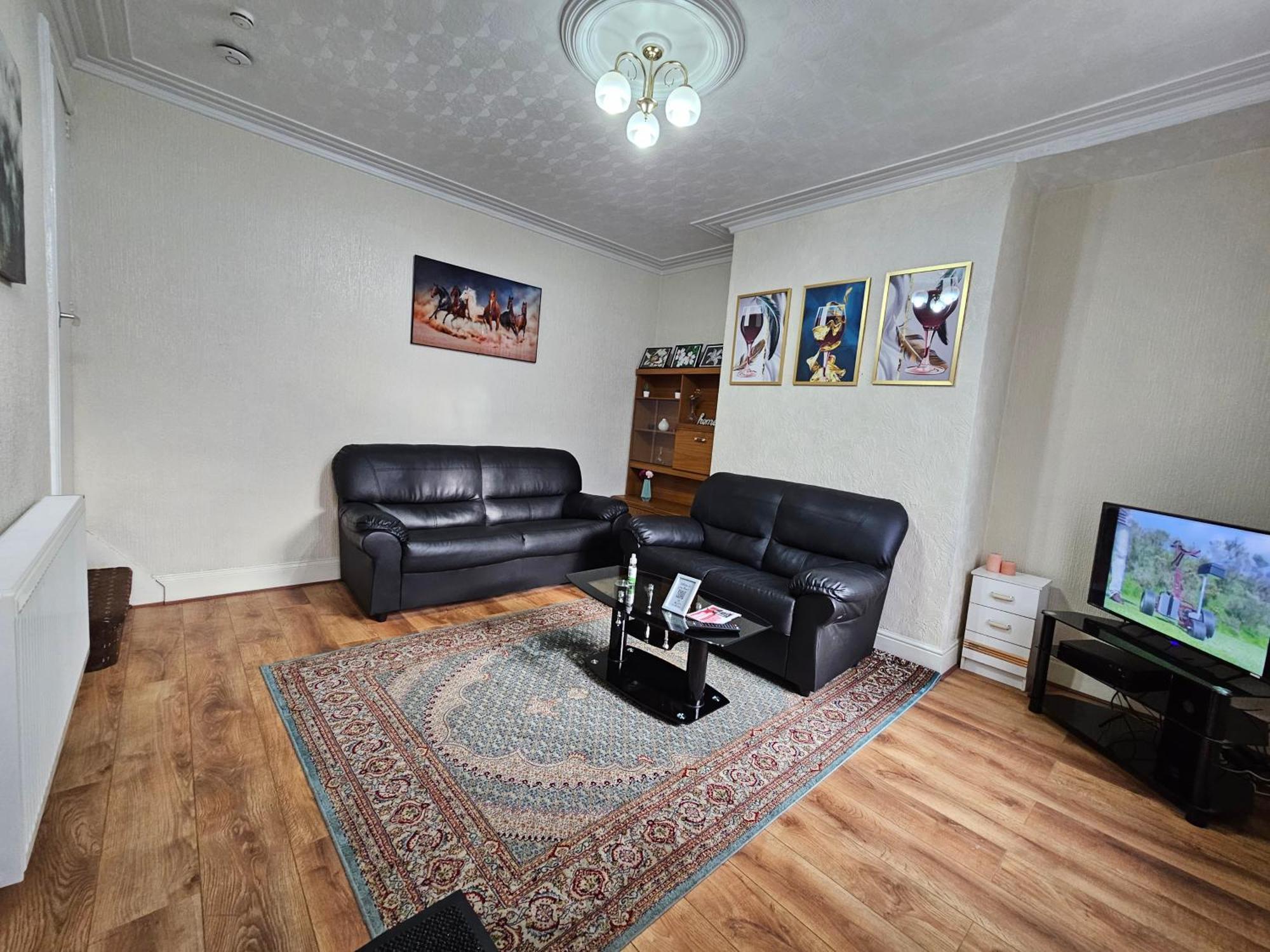 Spacious Two Bedroom House, Parking And Wifi Leeds  Extérieur photo