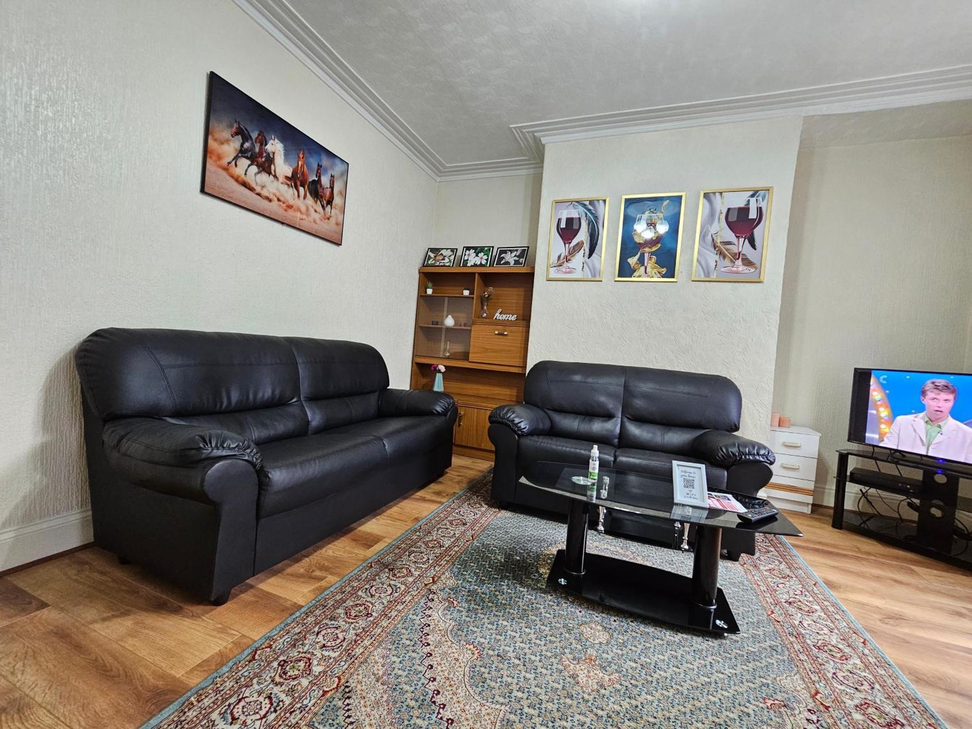 Spacious Two Bedroom House, Parking And Wifi Leeds  Extérieur photo
